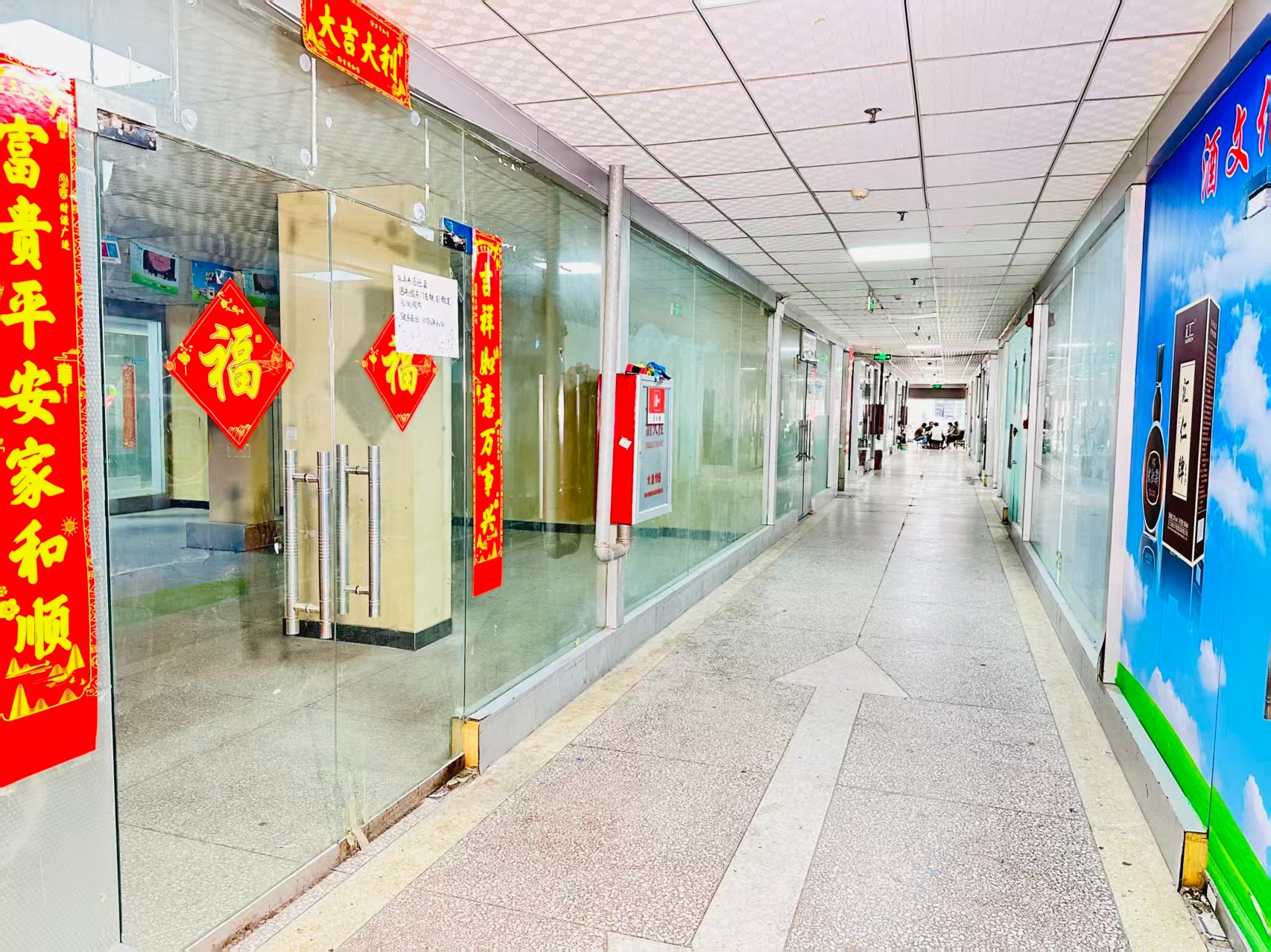 建业智慧港园区位于洛阳市老城区春都路商贸核心区域，周边商业氛围成熟，交通便利，配套完善。依托传统副食品商贸资源，园区具备良好的经营基础和人气优势，是企业办公、商品展示、批发零售及创业发展的理想选择。
